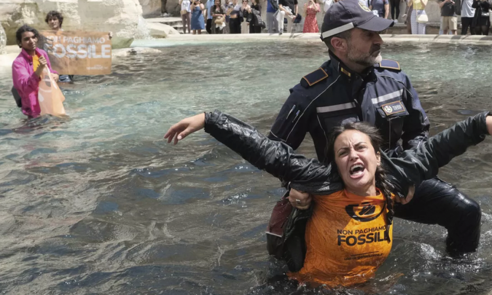 Activistas tiñen de negro la fontana di Trevi en señal de protesta