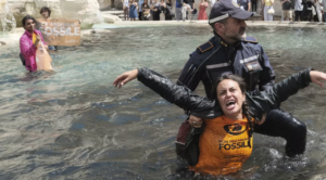 Activistas tiñen de negro la fontana di Trevi en señal de protesta