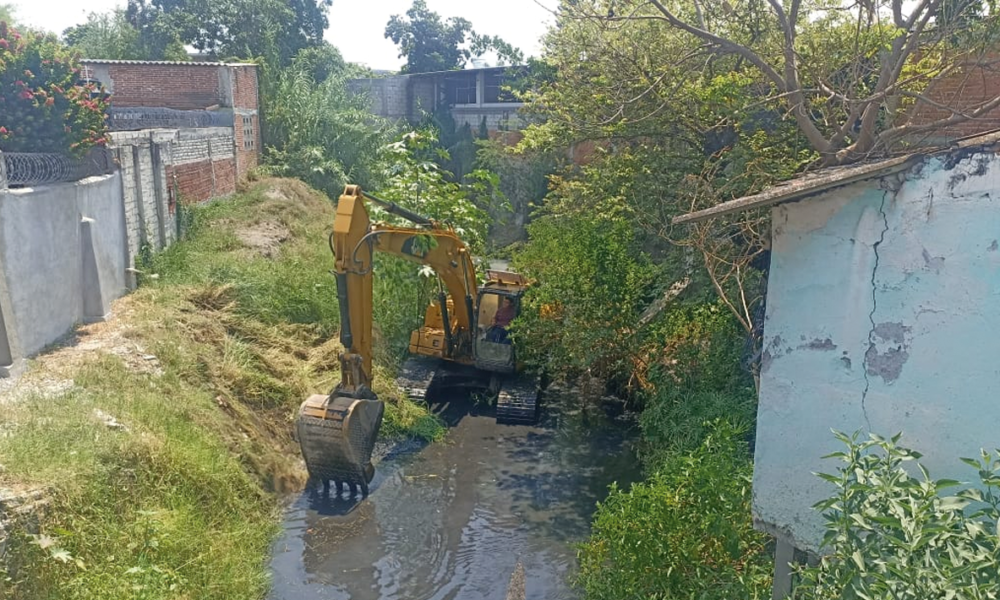 Para prevenir inundaciones en el municipio de Zacatepec llevan a cabo trabajos de desazolve en canales de riego, barrancas y el río Apatlaco