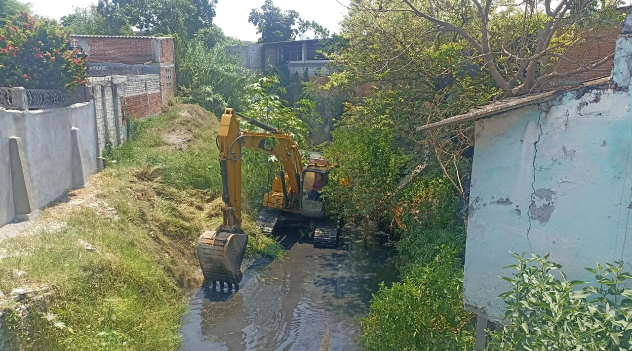 Para prevenir inundaciones en el municipio de Zacatepec llevan a cabo trabajos de desazolve en canales de riego, barrancas y el río Apatlaco