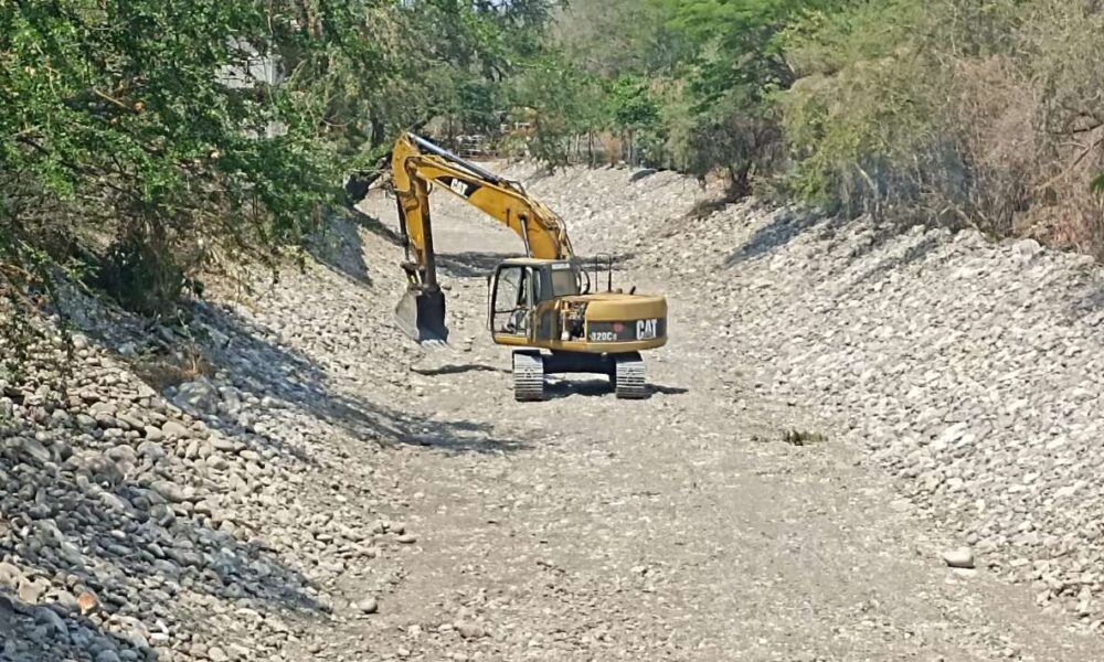 Comisión Estatal del Agua invierte más de 10 millones de pesos en limpieza de cauces para proteger a la ciudadanía