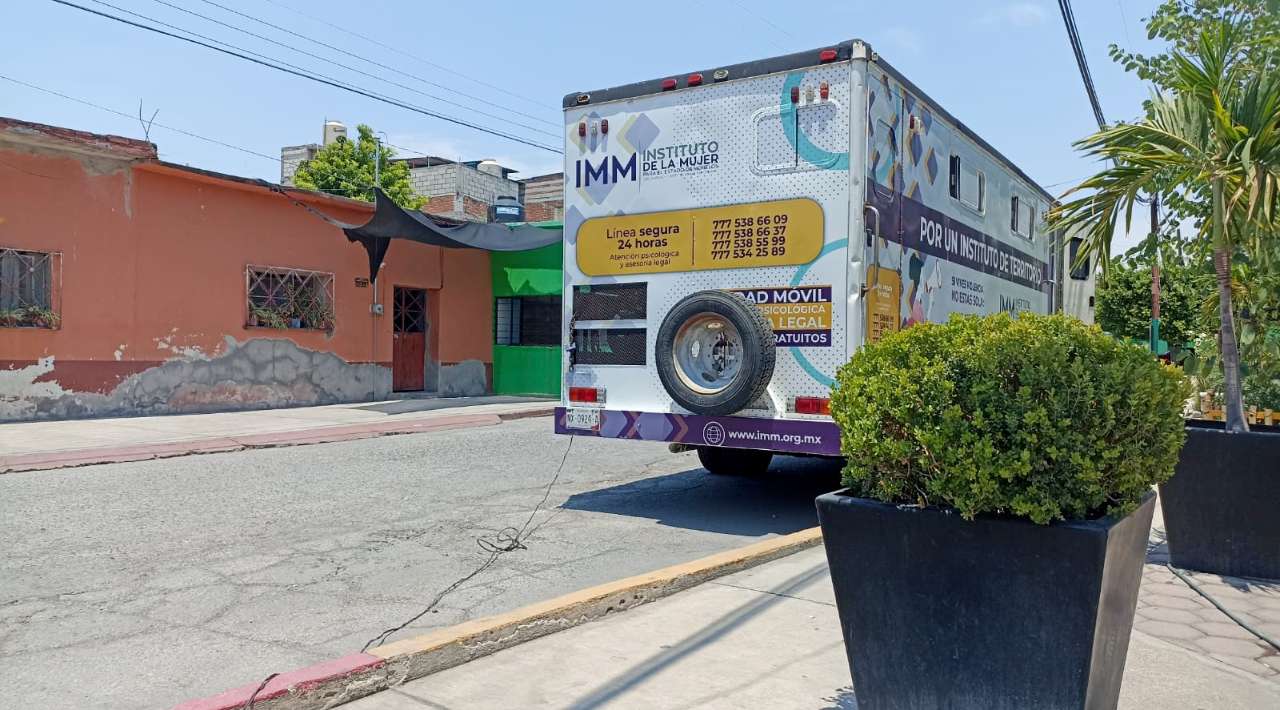 Unidad móvil del Instituto de la Mujer brinda asesoría en Zacatepec para reforzar atención a mujeres víctimas de violencia