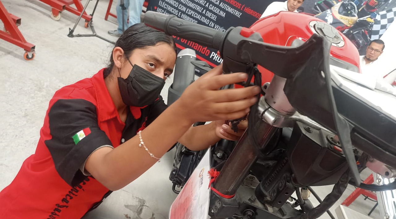 Invita el Centro para el Desarrollo de las mujeres de Jiutepec al taller de Motos, dirigió a empoderada a las mujeres