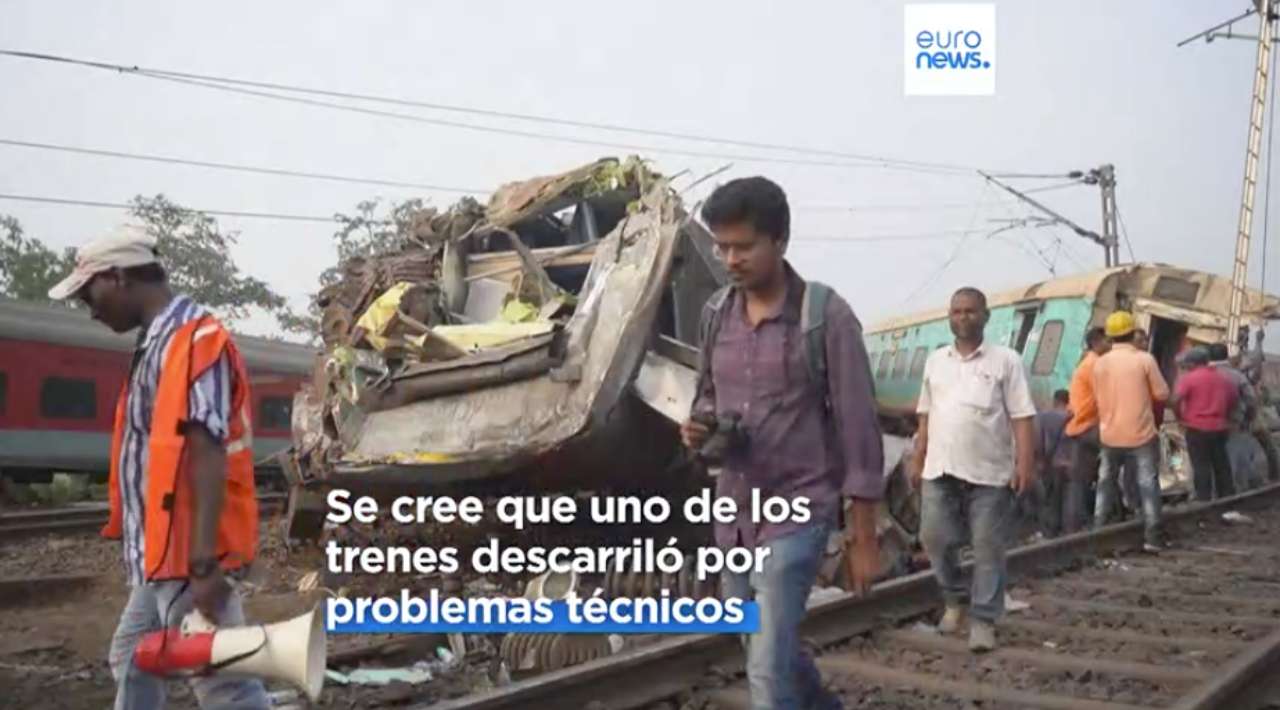 Choque de trenes provoca más de 200 muertos en la India