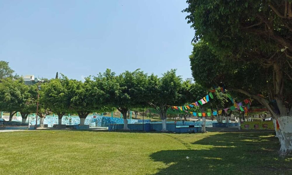 Familias disfrutan de los balnearios y parques acuáticos ante altas temperaturas