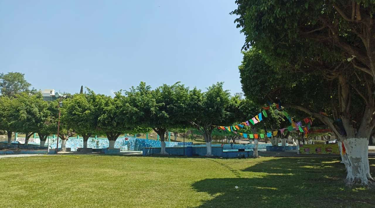 Familias disfrutan de los balnearios y parques acuáticos ante altas temperaturas