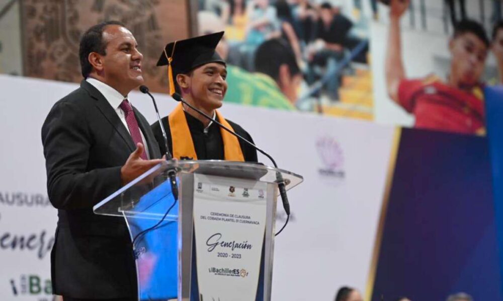 708 jóvenes egresan del COBAEM Cuernavaca, reciben diplomas de manos del Gobernador del Estado