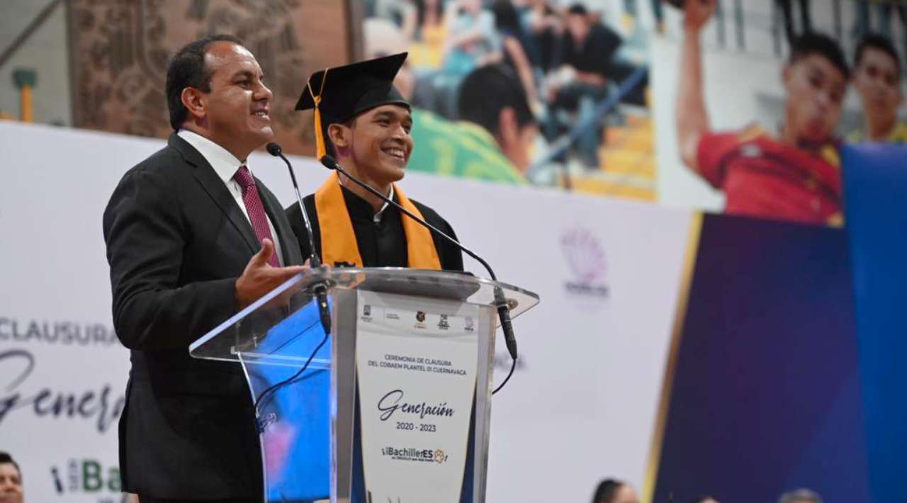 708 jóvenes egresan del COBAEM Cuernavaca, reciben diplomas de manos del Gobernador del Estado