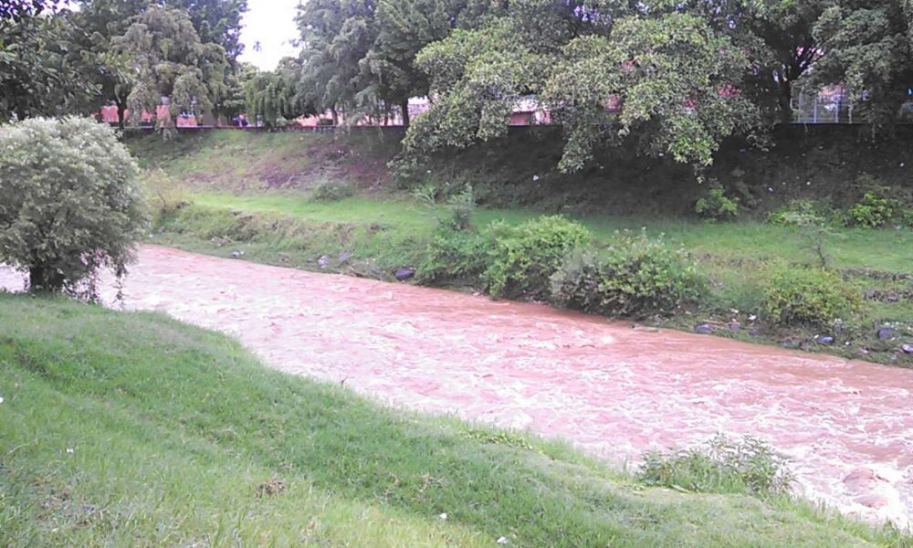 Acumulación de basura en rendijas del drenaje pluvial, causa de la anegación en principales calles de Anenecuilco durante el fin de semana