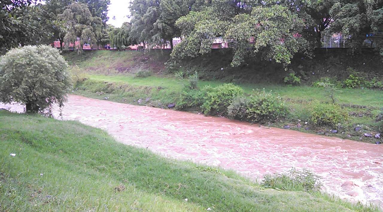 Acumulación de basura en rendijas del drenaje pluvial, causa de la anegación en principales calles de Anenecuilco durante el fin de semana