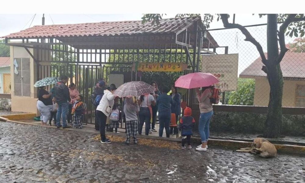 A pesar de la lluvia, estudiantes de nivel básico regresaron este lunes a clases para iniciar el ciclo escolar 2023 2024