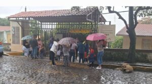 A pesar de la lluvia, estudiantes de nivel básico regresaron este lunes a clases para iniciar el ciclo escolar 2023 2024