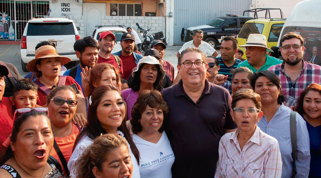 El coordinador, Víctor Mercado, festeja el aniversario de la colonia Josefa Ortiz de Domínguez