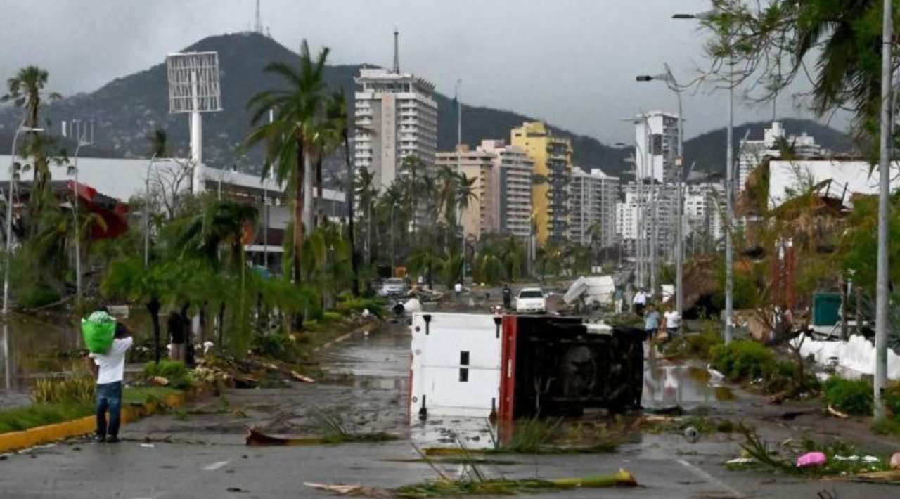 Al menos 27 muertos y 4 desaparecidos deja el huracán Otis a su paso por el estado de Guerrero 