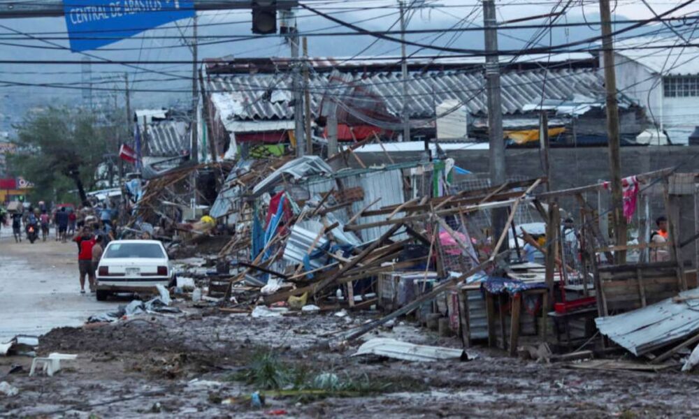 Protección Civil de Zacatepec envía 10 elementos para ayudar en las labores de rescate y limpieza en Guerrero tras el Huracán Otis