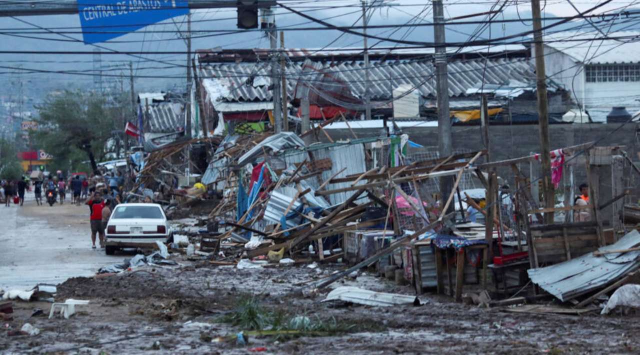 Protección Civil de Zacatepec envía 10 elementos para ayudar en las labores de rescate y limpieza en Guerrero tras el Huracán Otis