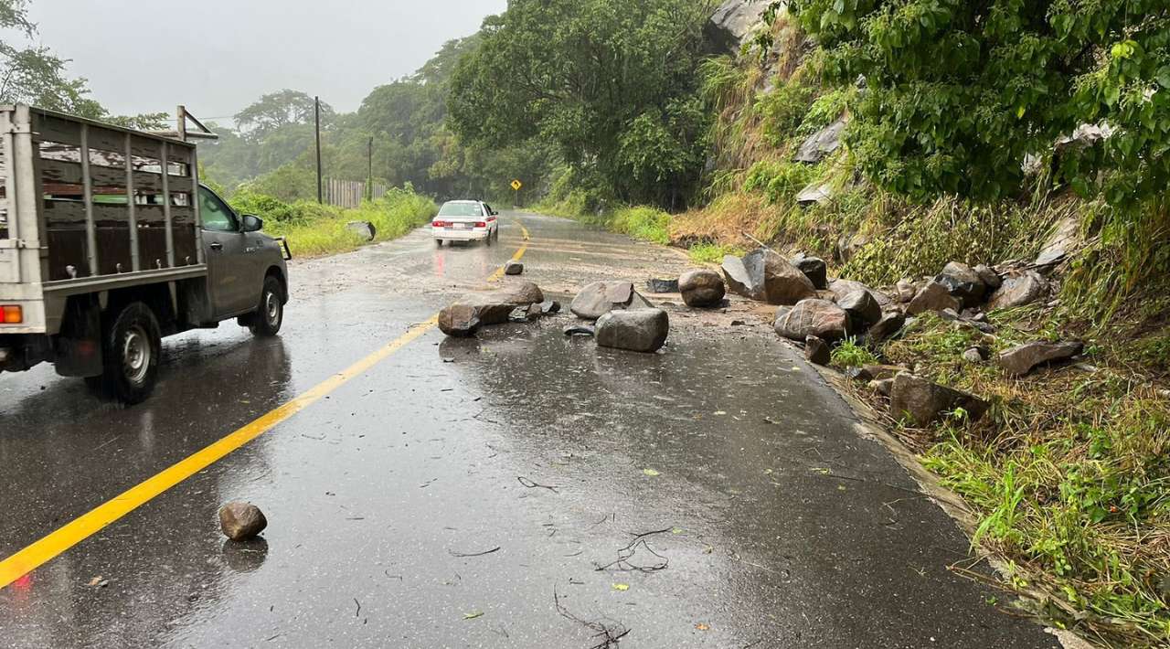 Capufe trabaja en la limpieza de la autopista México-Acapulco tras las afectaciones de OTIS