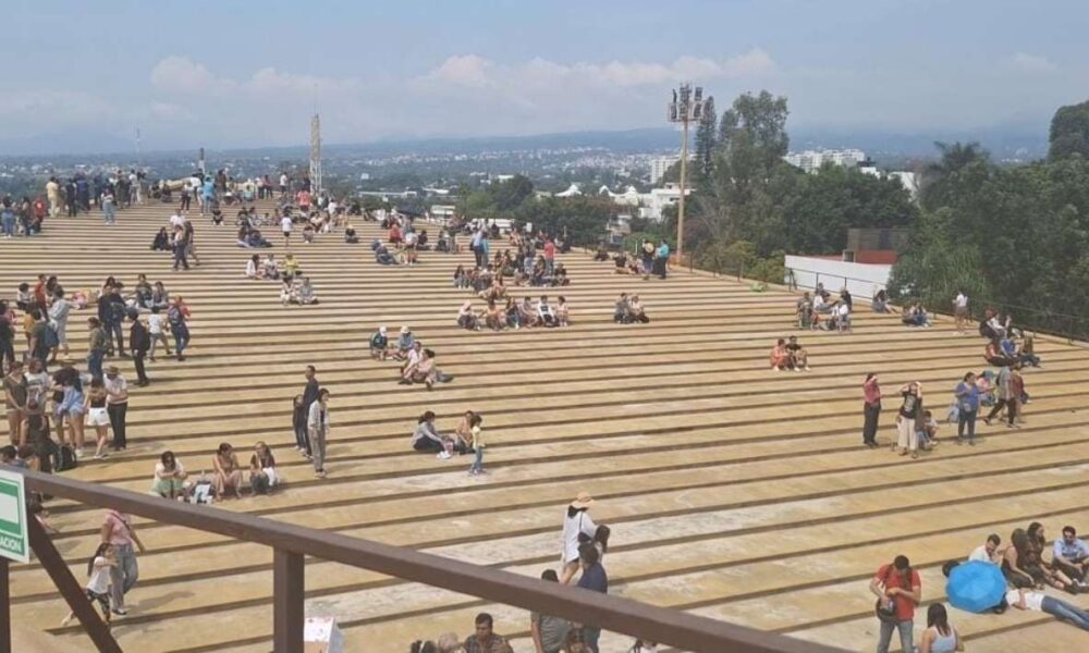 Gran Afluencia en el Centro Cultural Teopanzolco para Observar el Eclipse Solar