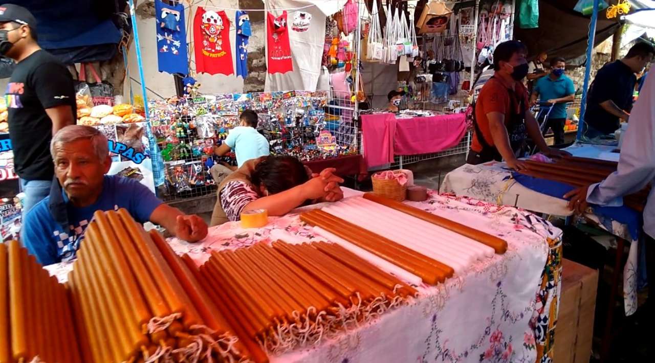 El Tianguis de “Día de Muertos” Vuelve a Cuautla después de Tres Años