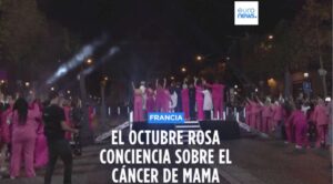 Marea rosa en los Campos Elíseos contra el cáncer de mama