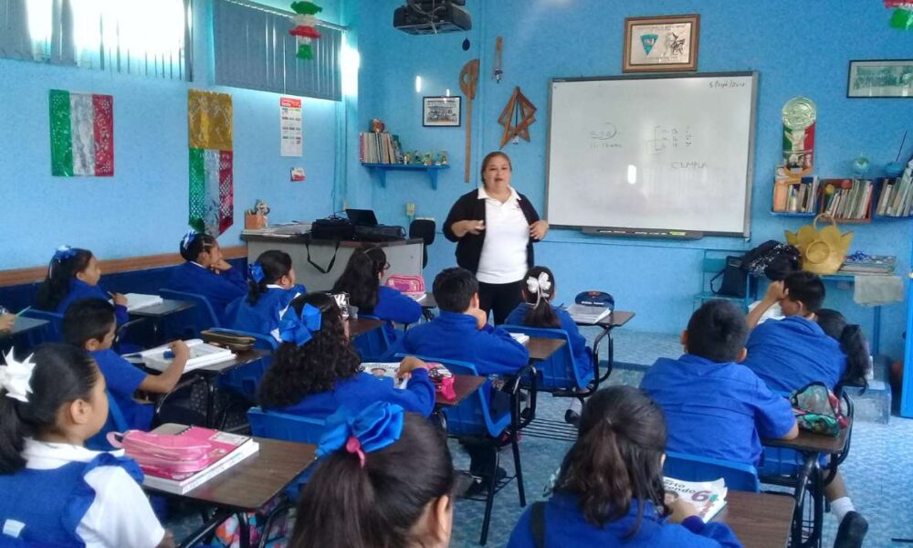 Padres de Familia en Cuautla Apoyan el Operativo Mochila en Escuela Primaria