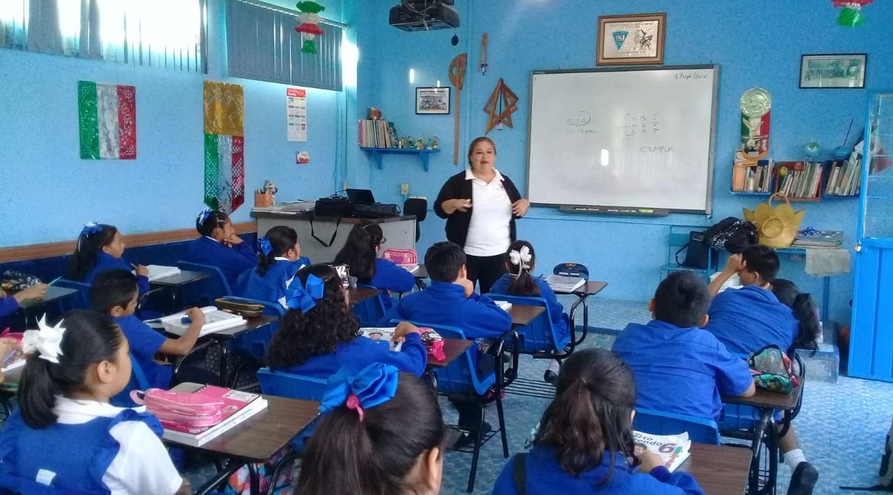 Padres de Familia en Cuautla Apoyan el Operativo Mochila en Escuela Primaria