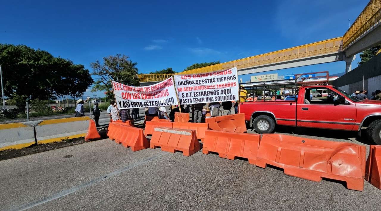 Ejidatarios de Tepoztlán, Tlayacapan y Yautepec bloquean autopista La Pera-Cuautla por expropiación de predios