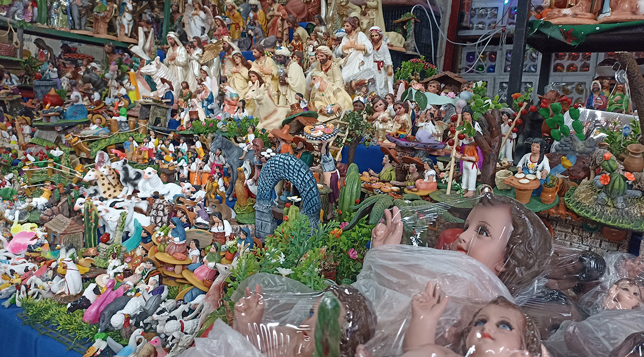 Invitan comerciantes del Adolfo López Mateos a consumir productos navideños al interior del Mercado