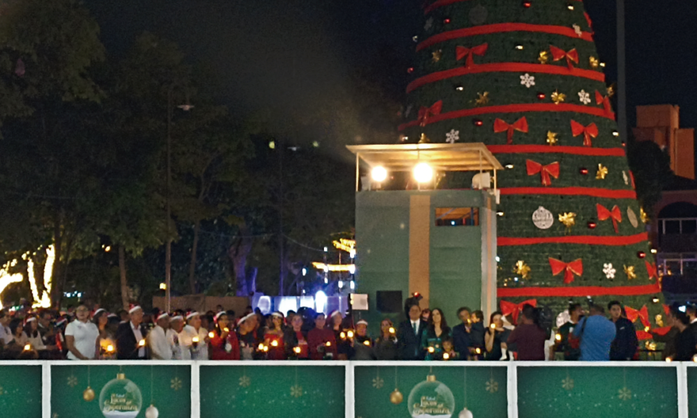 Inauguró el gobernador Cuauhtémoc Blanco Bravo el festival “Luces de Esperanza” con el encendido del árbol monumental navideño