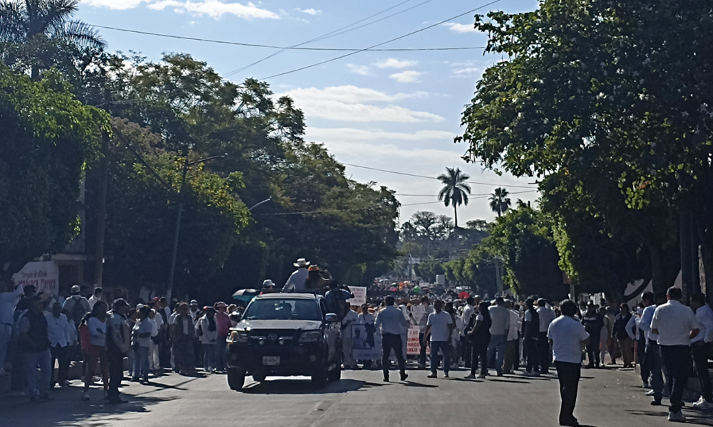 Marchan maestros de la sección 19 del  SNTE, para exigir mayor seguridad al municipio de Cuernavaca