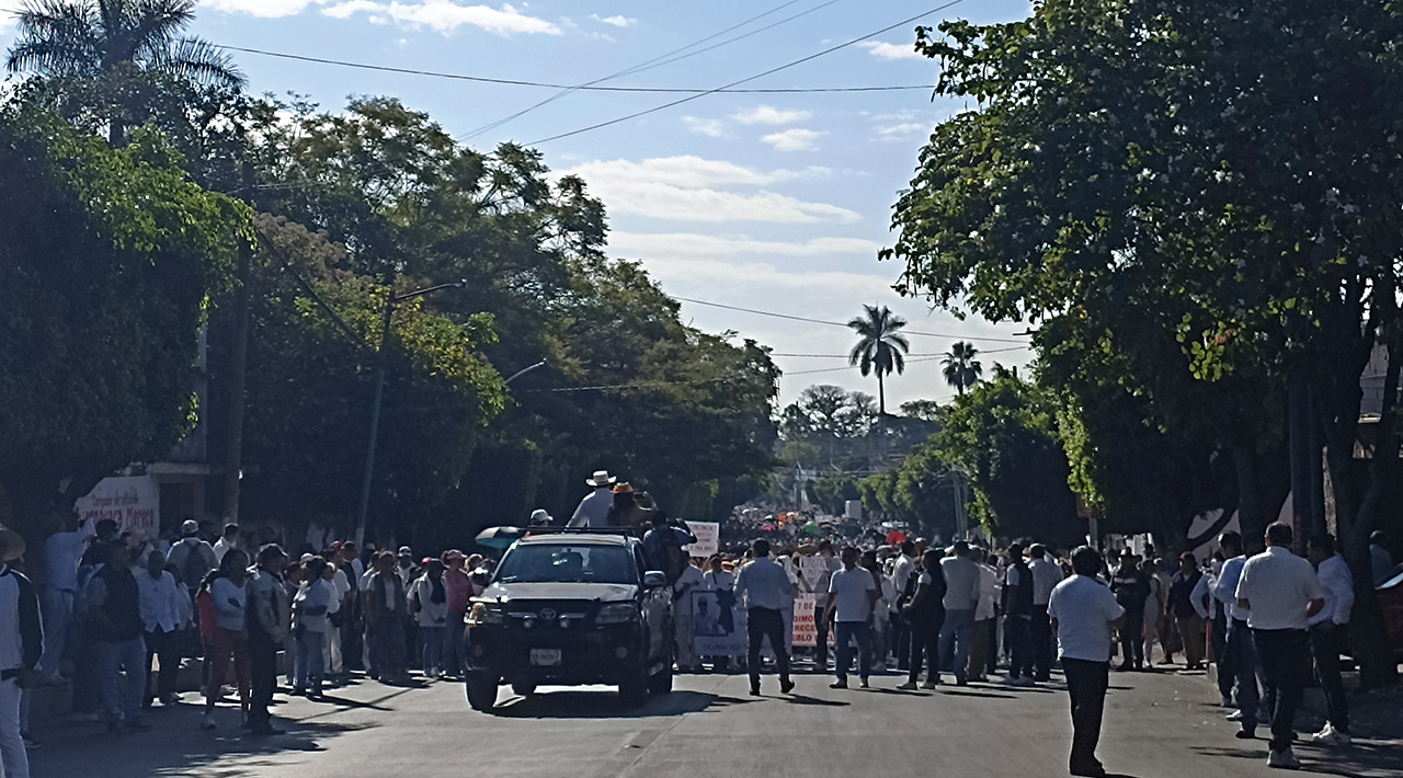 Marchan maestros de la sección 19 del  SNTE, para exigir mayor seguridad al municipio de Cuernavaca