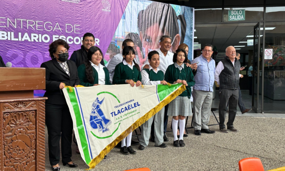 Entrega IEBEM mobiliario escolar a 163 planteles educativos