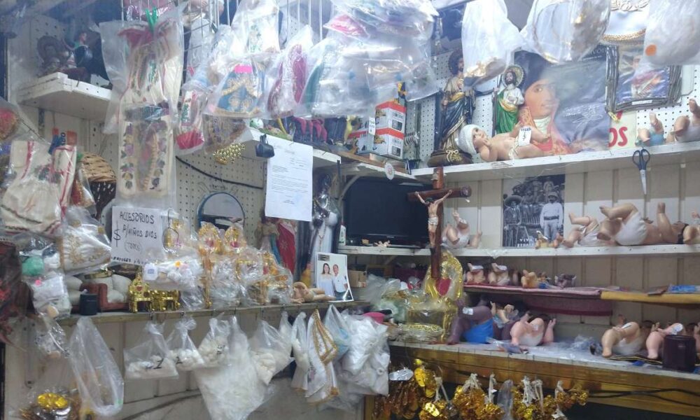 Arte restaurador en el Mercado Cuautla: César Naranjo, el maestro de las renacidas figuras de Niño Jesús para la Candelaria