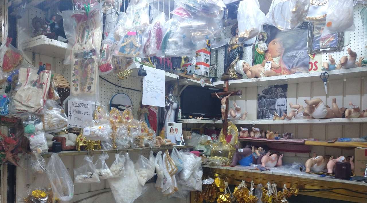 Arte restaurador en el Mercado Cuautla: César Naranjo, el maestro de las renacidas figuras de Niño Jesús para la Candelaria