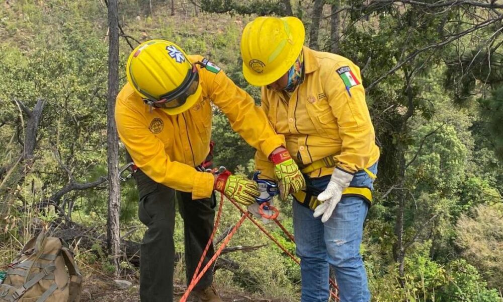 Combatientes Forestales de Morelos se capacitan en técnicas de Rapel para enfrentar incendios