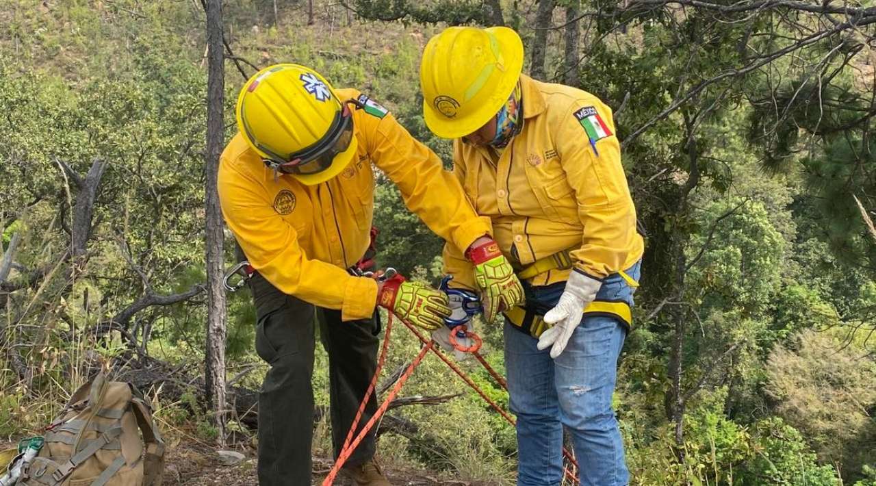 Combatientes Forestales de Morelos se capacitan en técnicas de Rapel para enfrentar incendios