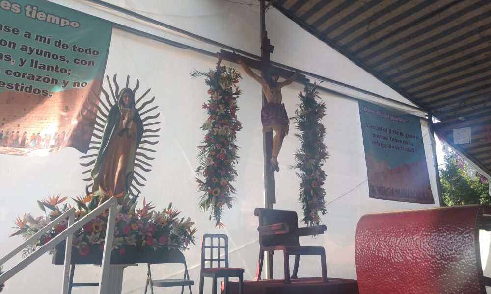 Fieles católicos mantienen viva la veneración al Señor de Xochitengo en Cuautla, durante el segundo viernes de Cuaresma