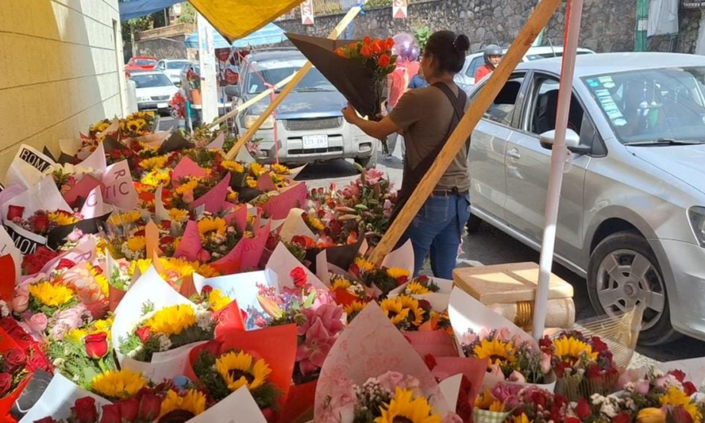 Este 14 de febrero las personas acuden por sus regalos del día del amor y la amistad