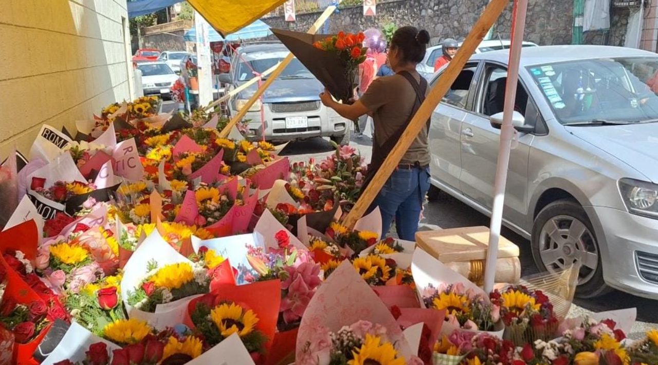 Este 14 de febrero las personas acuden por sus regalos del día del amor y la amistad