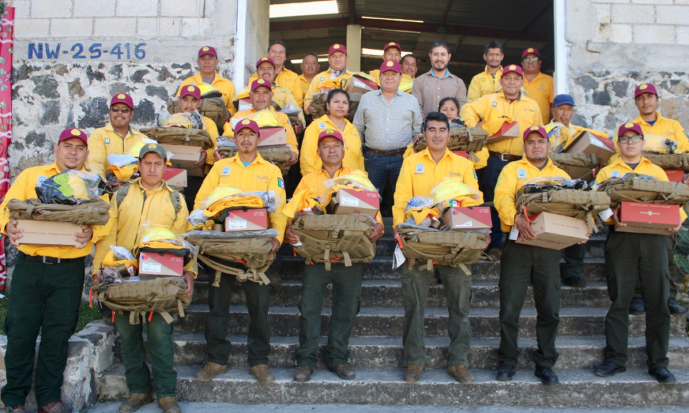 Equipa la Secretaría de Desarrollo Sustentable con herramientas y uniformes a combatientes forestales