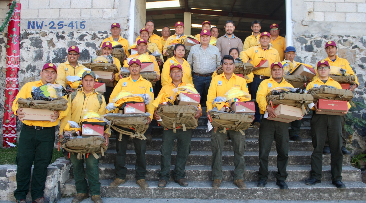 Equipa la Secretaría de Desarrollo Sustentable con herramientas y uniformes a combatientes forestales