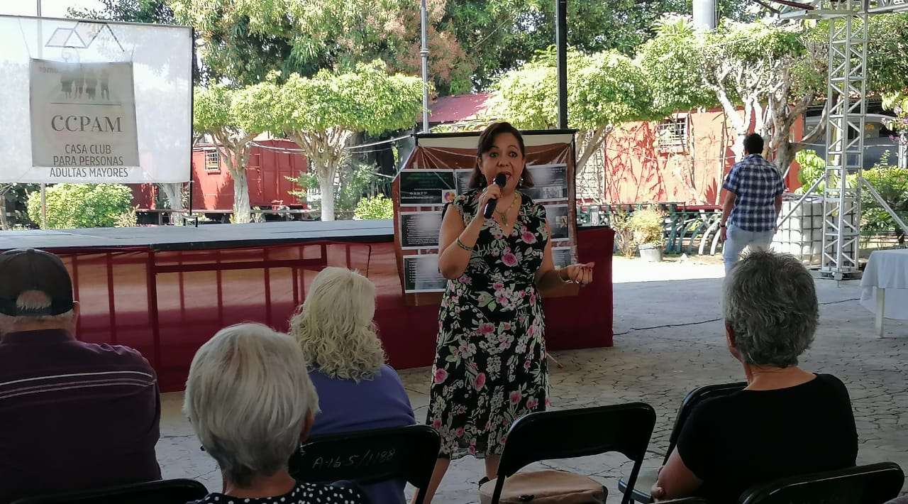 Feria de la Salud: Risoterapia y yoga para el bienestar de los Adultos Mayores