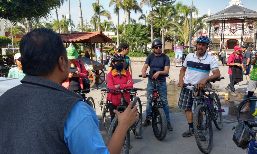 En rodada ciclista familiar en el centro de Cuautla, los participantes conocen los árboles emblemáticos, incluido “El Cabellito”