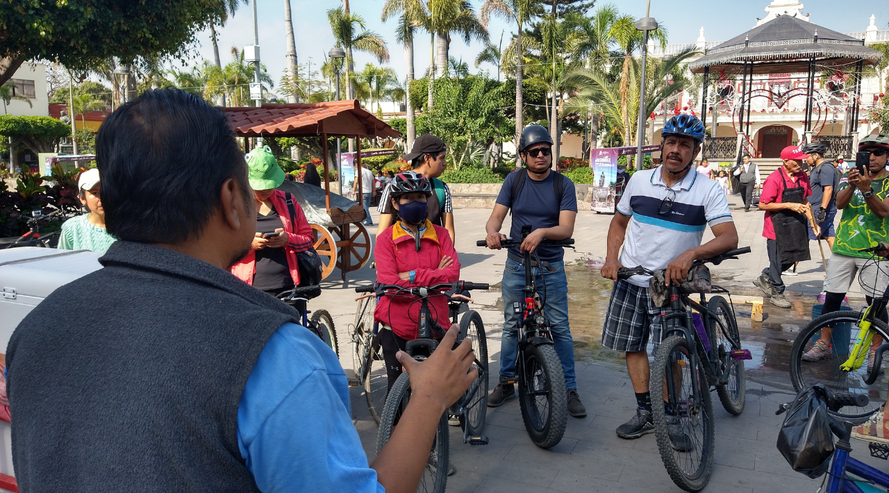 En rodada ciclista familiar en el centro de Cuautla, los participantes conocen los árboles emblemáticos, incluido “El Cabellito”