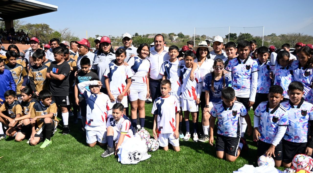 El gobernador Cuauhtémoc Blanco inauguró cancha de futbol 7 en la Unidad Deportiva Leandro Valle de Jonacatepec