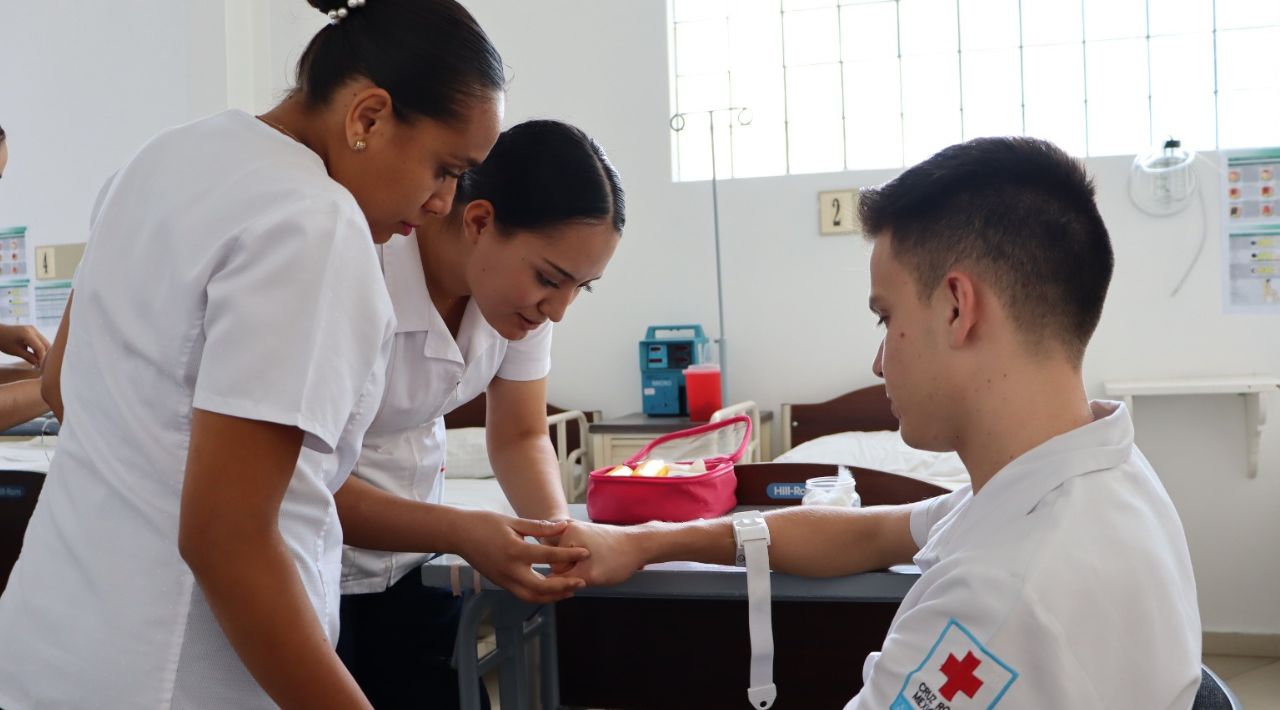 La escuela de enfermería de la Cruz Roja Mexicana abre el área de posgrado y educación continua que impartirá cursos y talleres de capacitación a personal médico