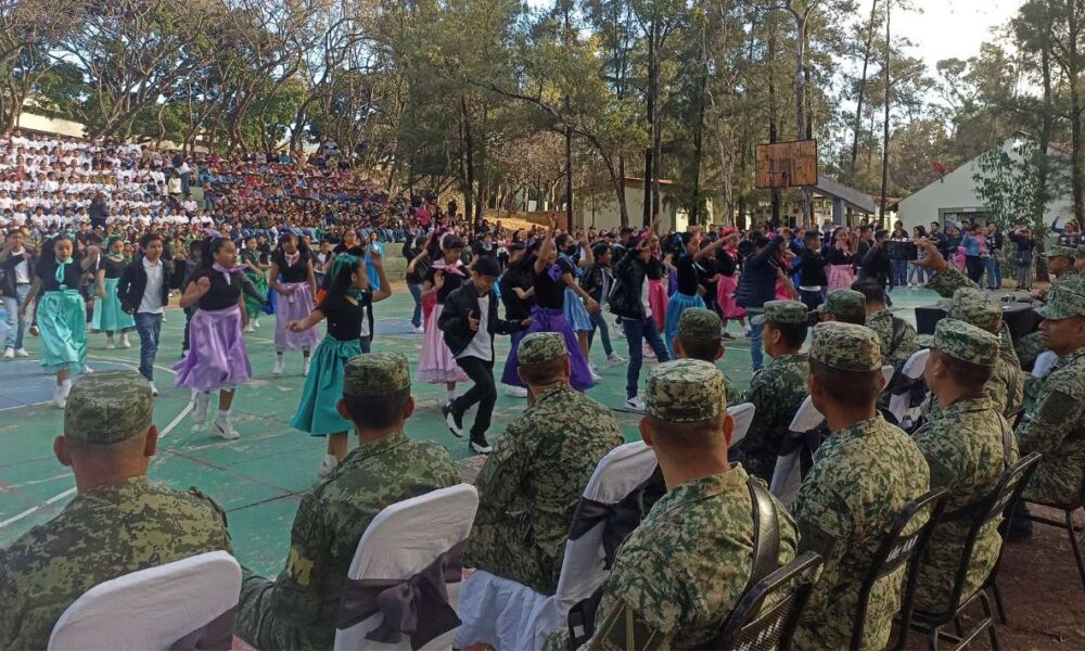 Celebración escolar honra el Día del Ejército Mexicano con arte y reconocimiento