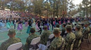 Celebración escolar honra el Día del Ejército Mexicano con arte y reconocimiento