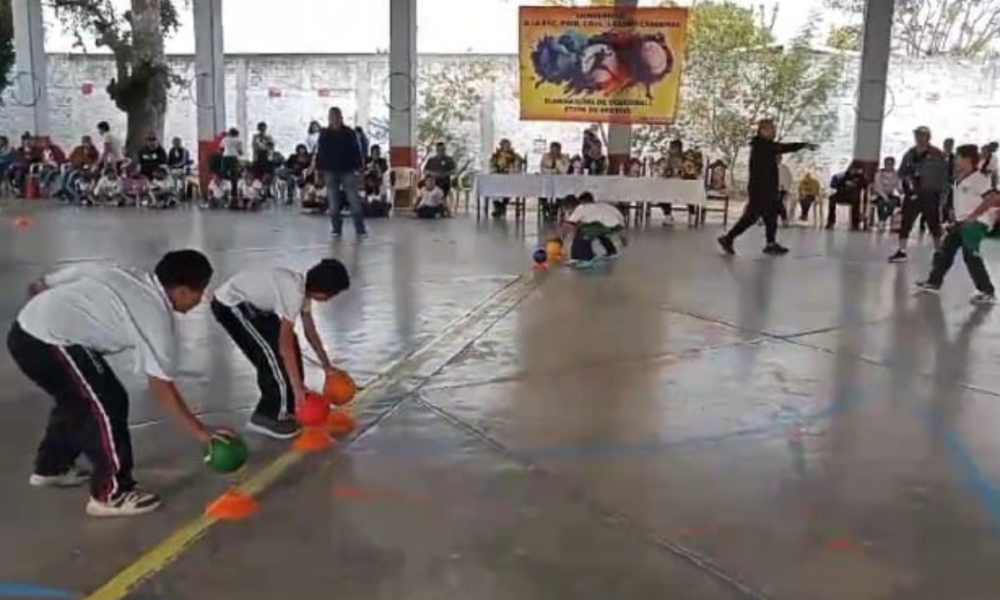 Competencia de Dodgeball en la Escuela Primaria Lázaro Cárdenas de Acatlipa: Equipos Femenil y Varonil Listos para la Etapa Estatal