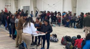 INM asegura tractocamión con 226 migrantes en Saltillo, Coahuila